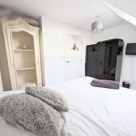 The Penthouse Double Bedroom For Rent Use Of Kitchen Parking On Request Epsom Exterior photo