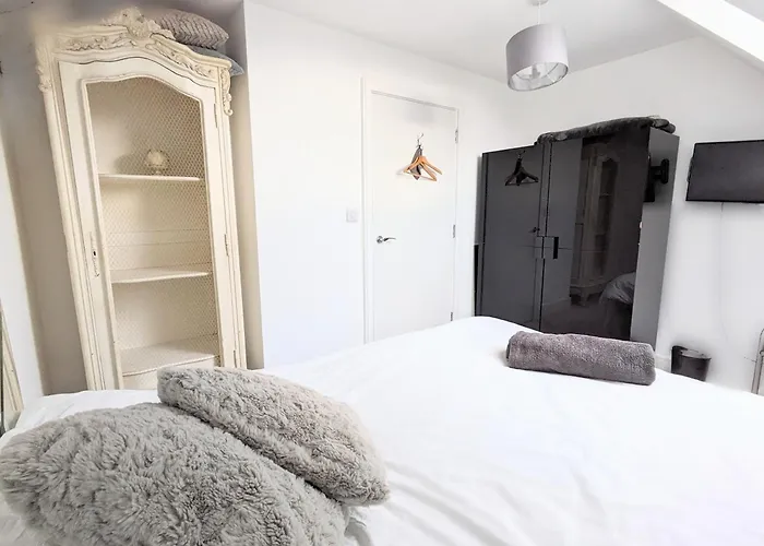 The Penthouse Double Bedroom For Rent Use Of Kitchen Parking On Request