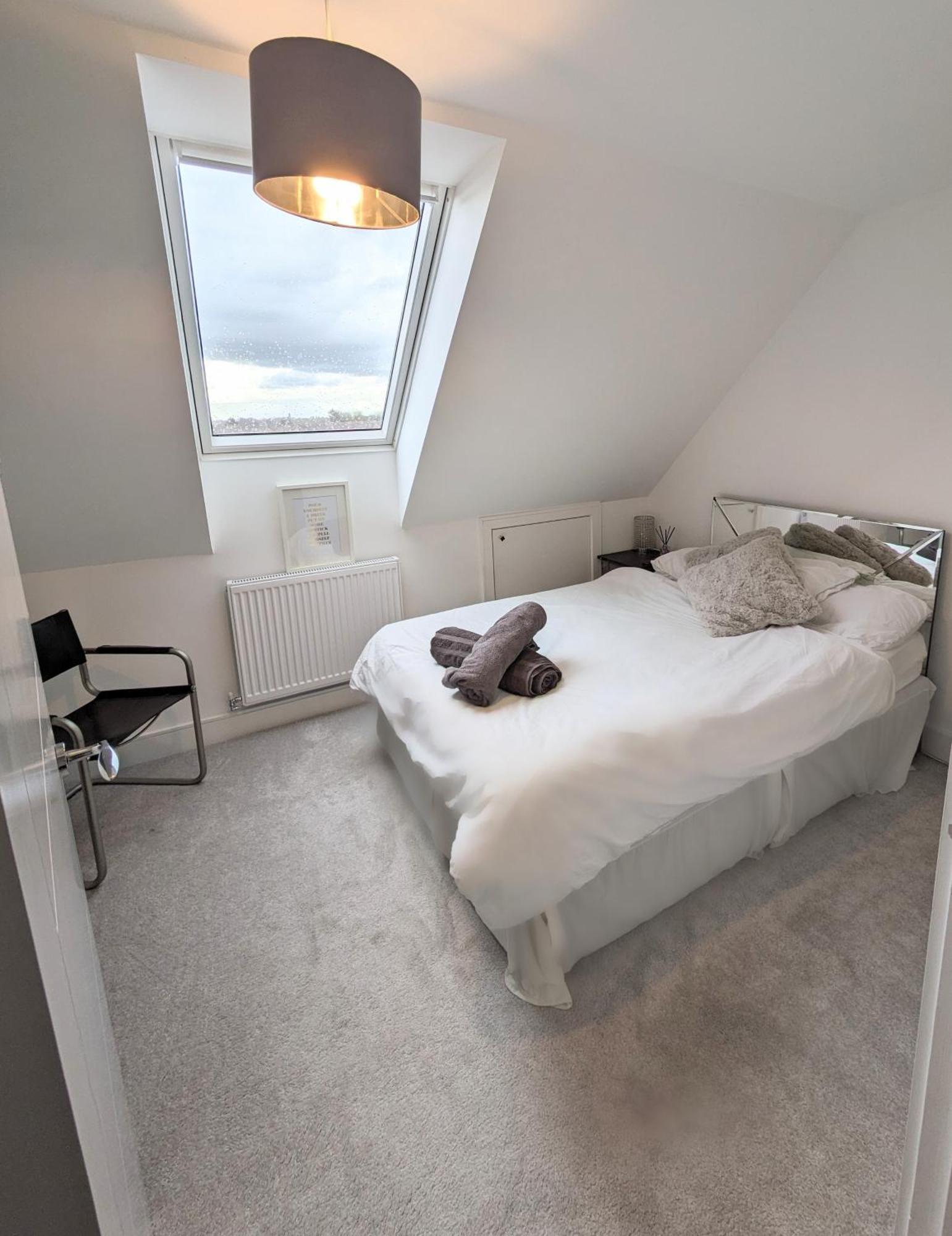 The Penthouse Double Bedroom For Rent Use Of Kitchen Parking On Request *